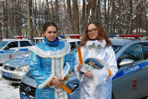 Две снегурочки в гостях у ГИБДД Красногорска.